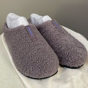NWT Bomba women slippers- size 8